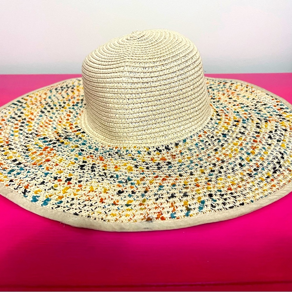 Full coverage sun hat. Wide multicolored brim